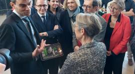 Madame la Première Ministre Elisabeth Borne en discussion avec le CEO de la société Pasqal